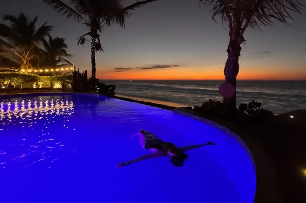 chica-piscina